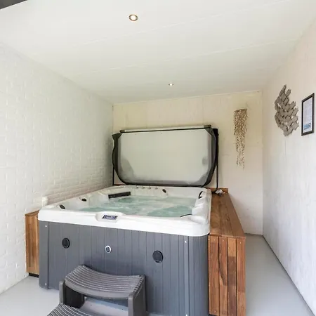 Semesterbostad With Jacuzzi *